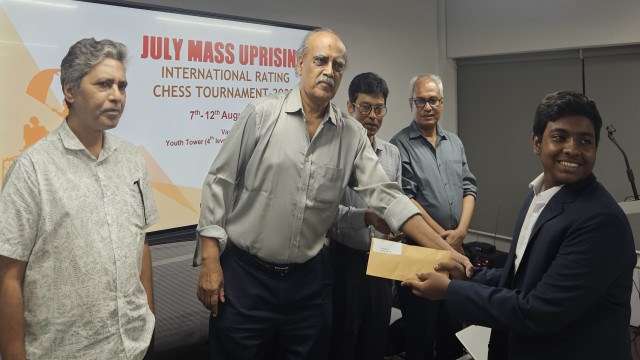 চ্যাম্পিয়ন হওয়ার পর অর্থ পুরস্কার নিচ্ছে সাকলাইন মোস্তফা সাজিদ। ছবি: সংগৃহীত