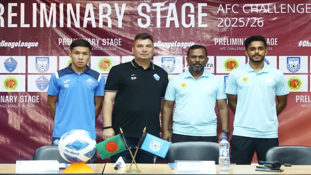 সংবাদ সম্মেলনে দুই দলের কোচ ও অধিনায়ক। ছবি: বাফুফে